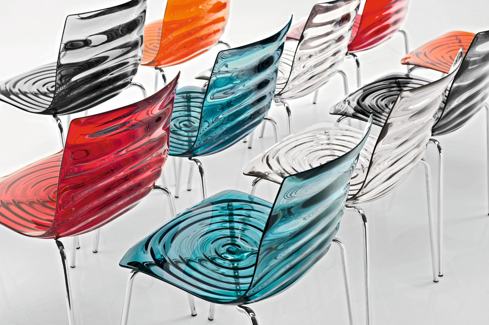 Chaises transparentes multicolores