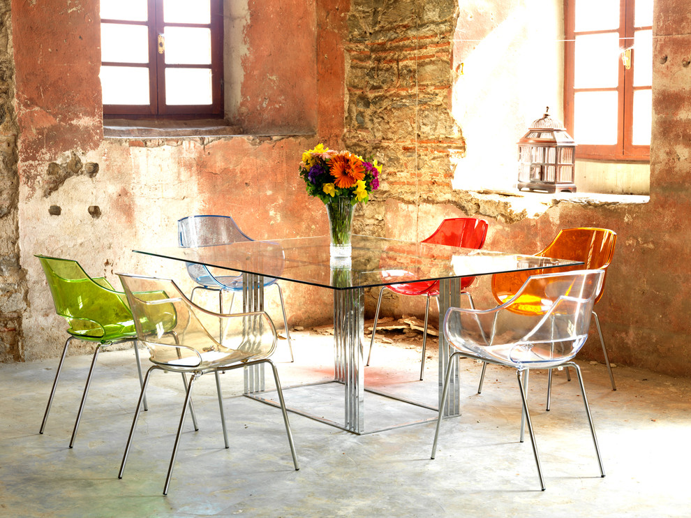 Chaises transparentes multicolores autour d'une table en verre