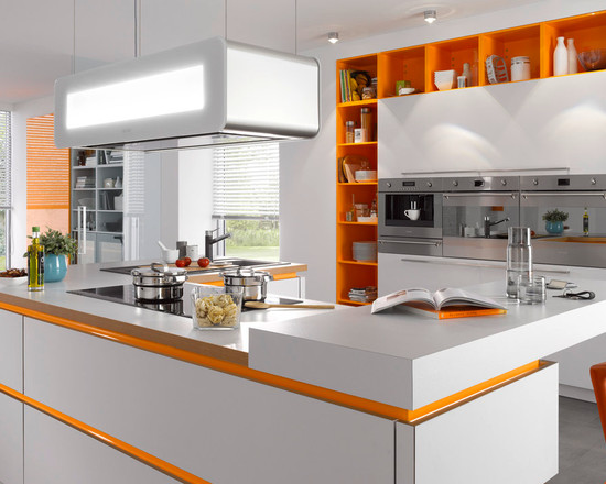 Décor orange de niches et bords à l'intérieur d'une cuisine lumineuse