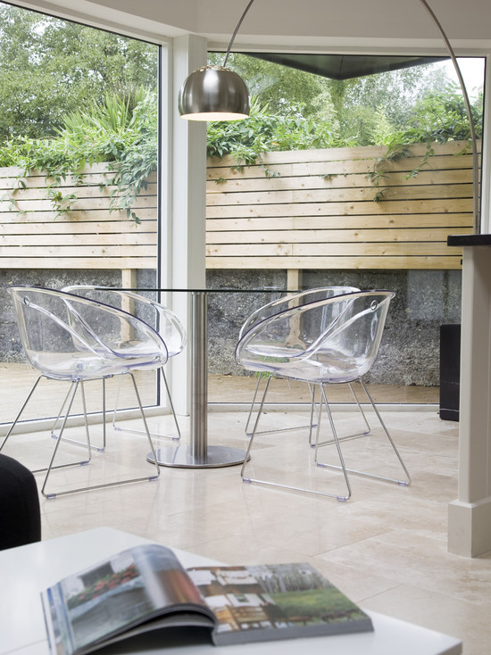 Chaises transparentes dans le belvédère