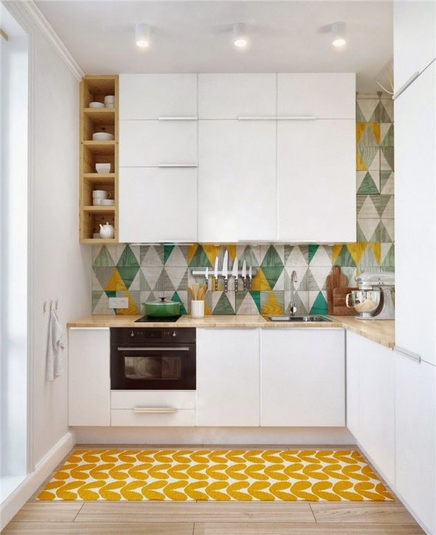 Petite cuisine blanche aux formes géométriques lumineuses au sol et au mur