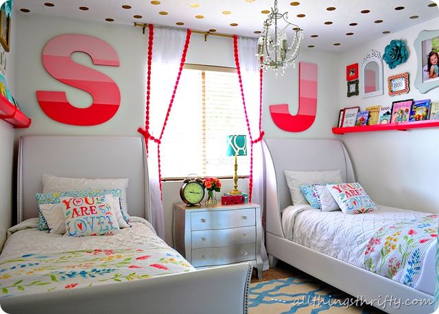 Plafond à pois dans la chambre des enfants