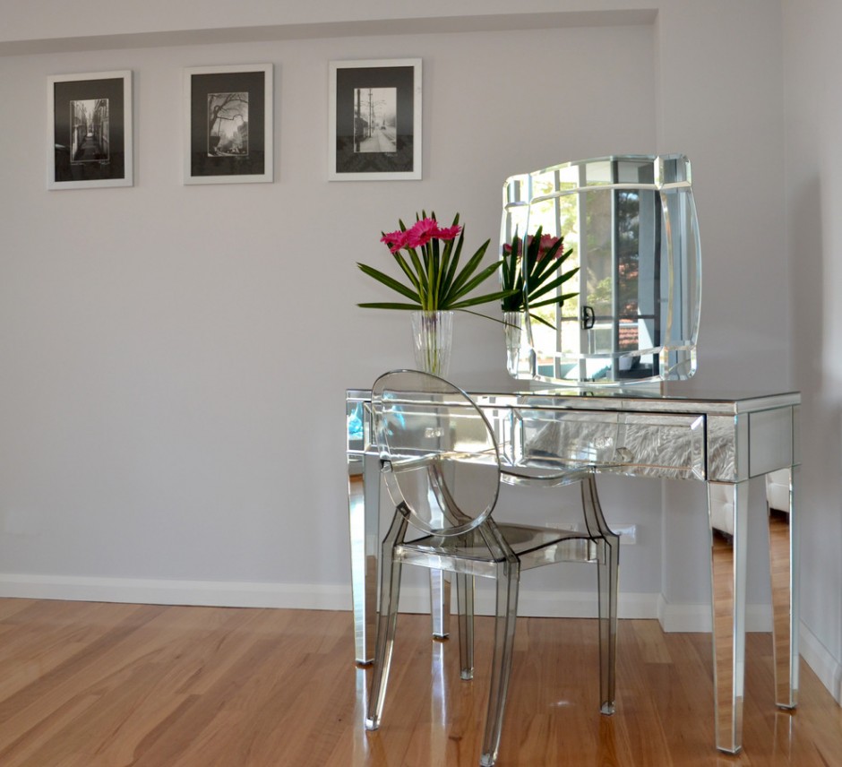 Table miroir dans la chambre