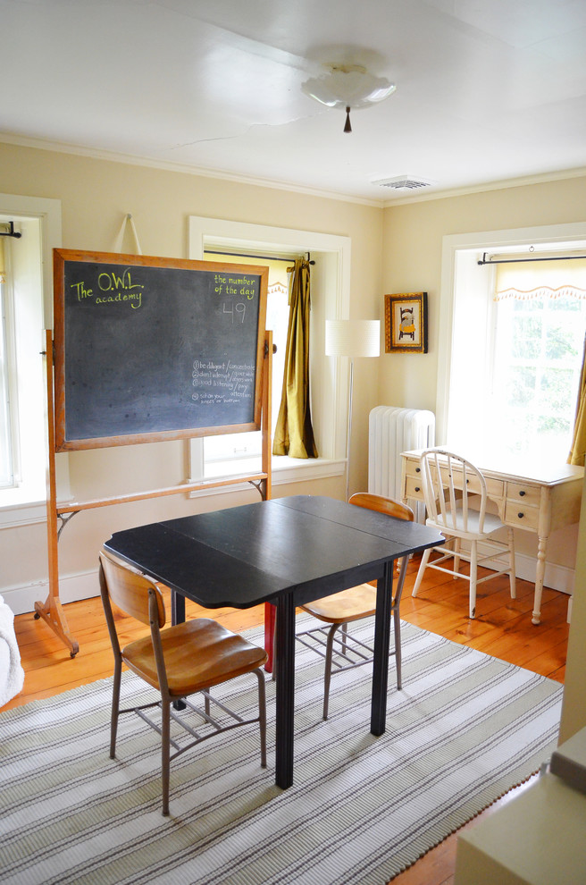 Table pliante dans la chambre des enfants