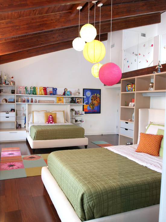 Grande chambre d'enfants avec espace personnel pour chaque fille