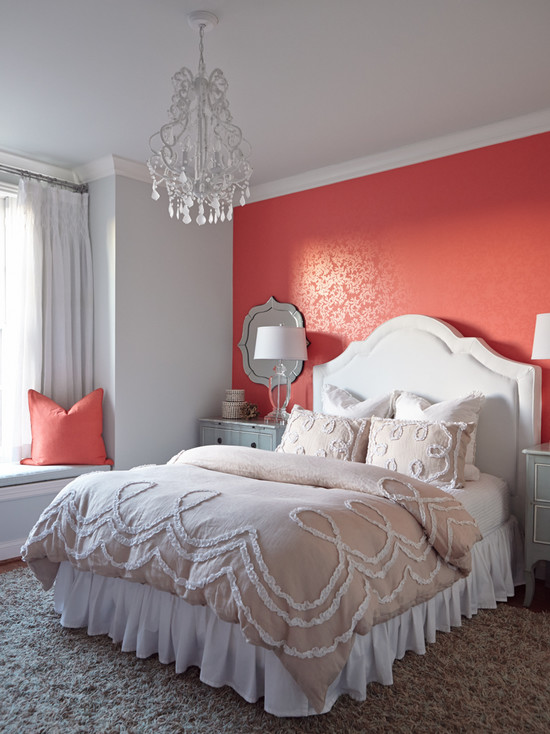 Mur rose vif derrière la tête d'un lit blanc