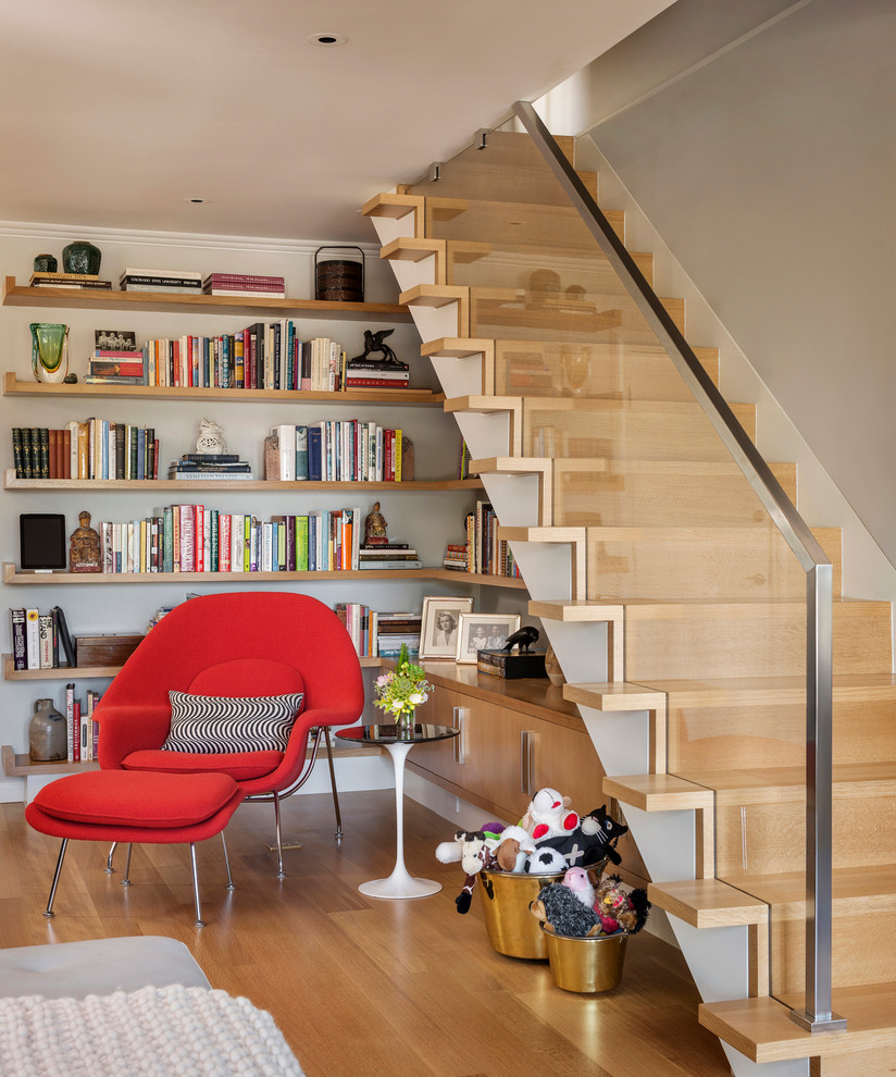 Escalier en bois élégant avec garde-corps en verre