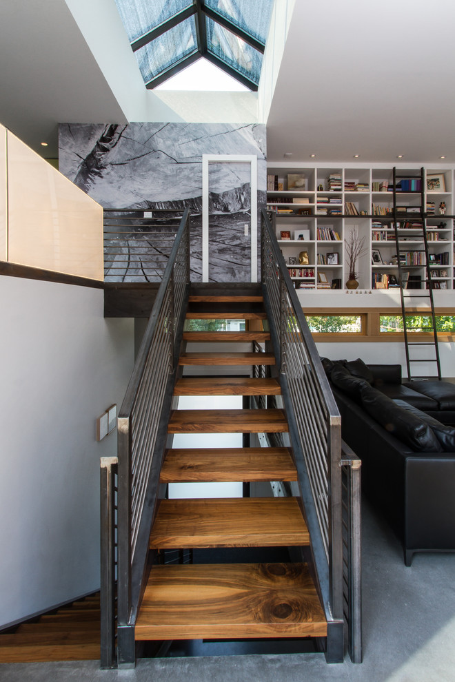 Escalier en bois à l'intérieur du salon