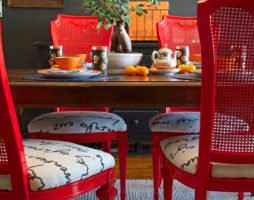 Pour votre salle à manger : Comment redonner un coup de neuf à de vieilles chaises avec de la peinture et du thé ?