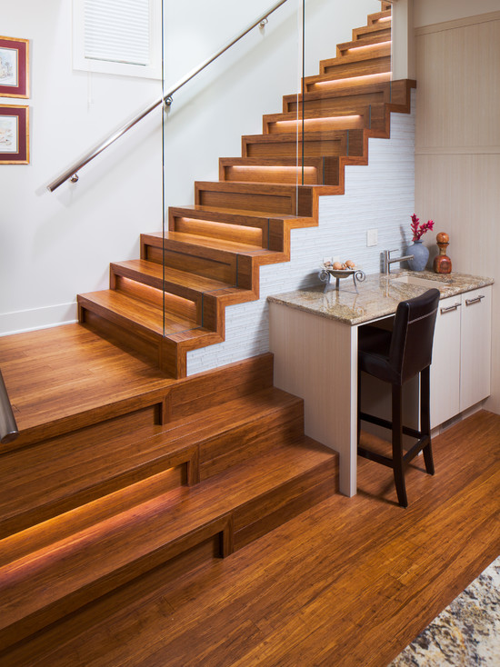 Escalier en bois avec marches éclairées