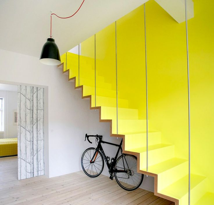 Escalier jaune moderne