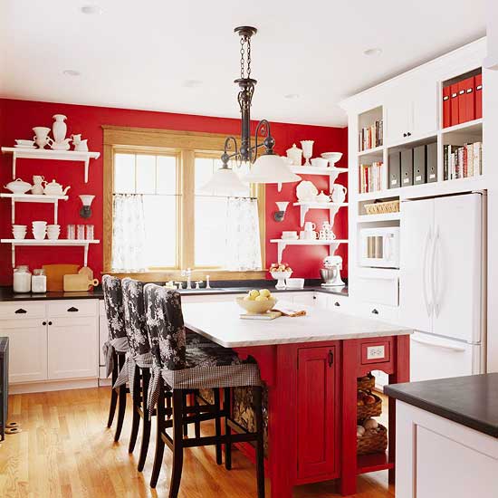 Mur rouge contre une cuisine blanche