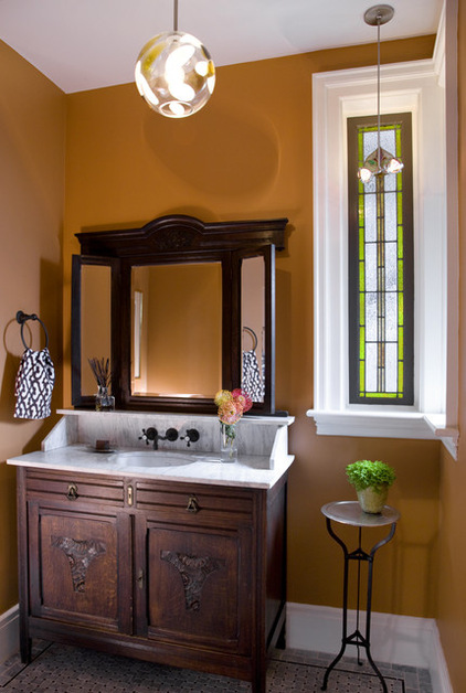 Photo: vitraux dans la salle de bain