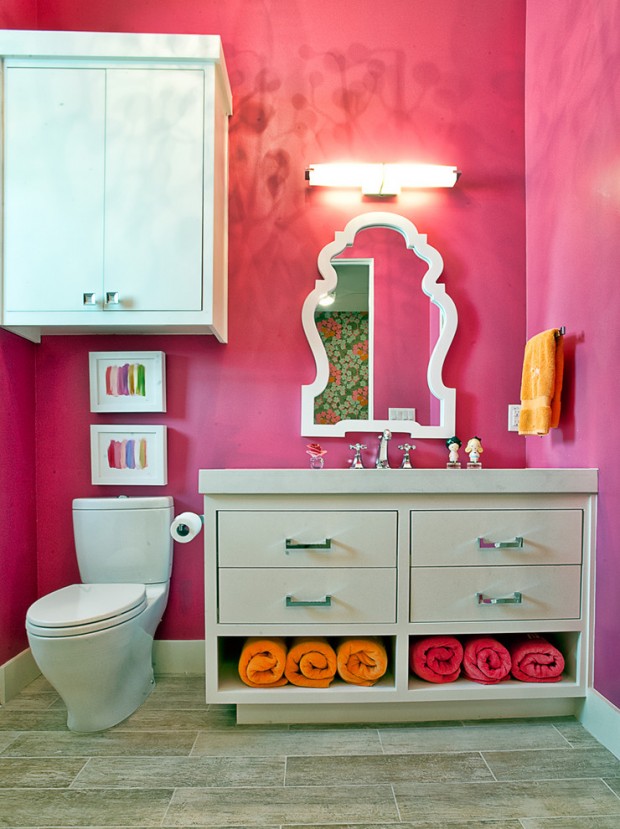Mur de salle de bain peint en rose
