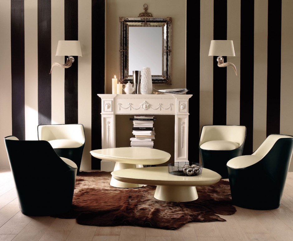 Papier peint rayé noir et blanc dans le salon avec une cheminée décorative