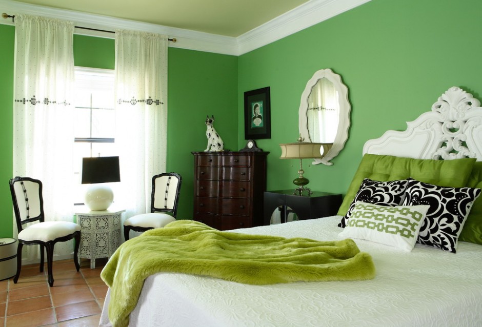 La combinaison de nuances vertes dans la conception d'une chambre classique