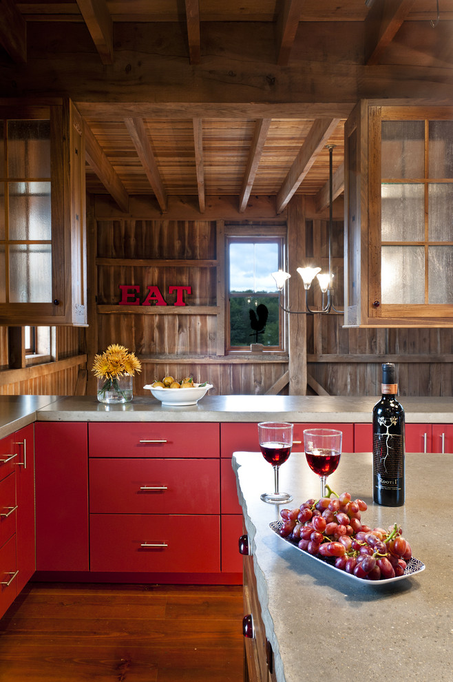 Cuisine rouge dans une maison en bois