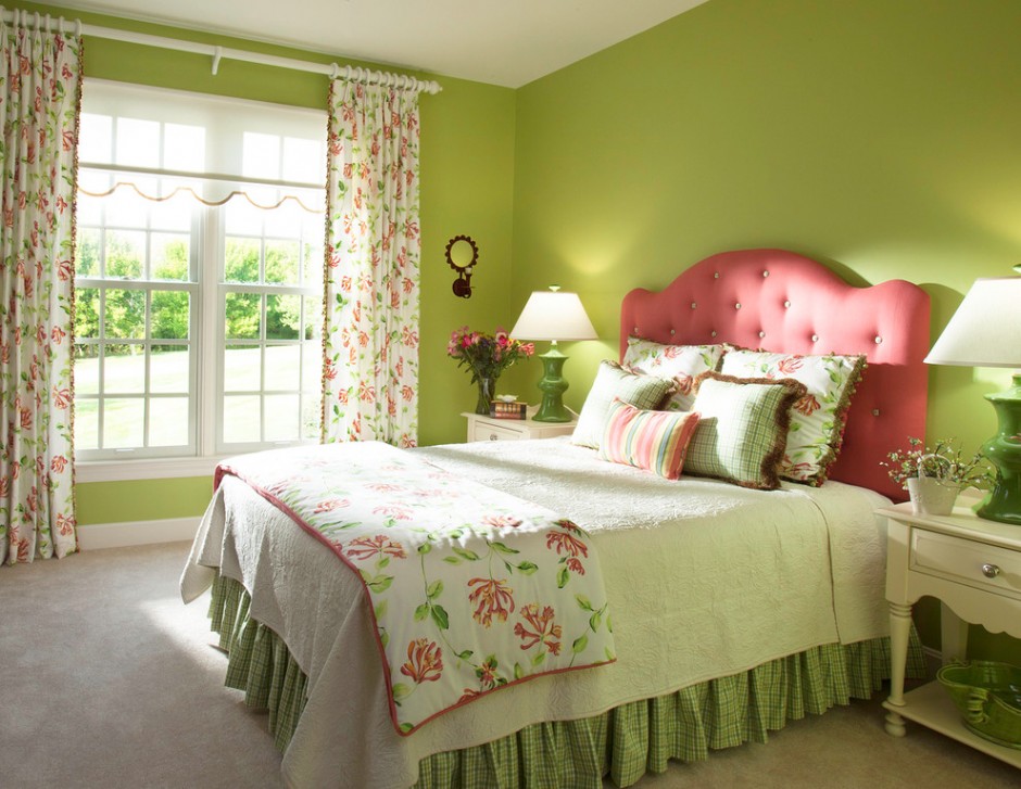Tête de lit rose dans une chambre verte
