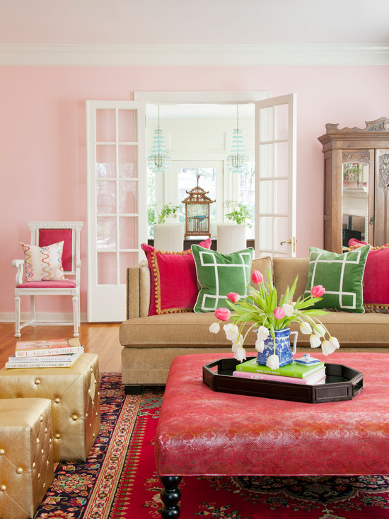 Salon rose dans un style classique