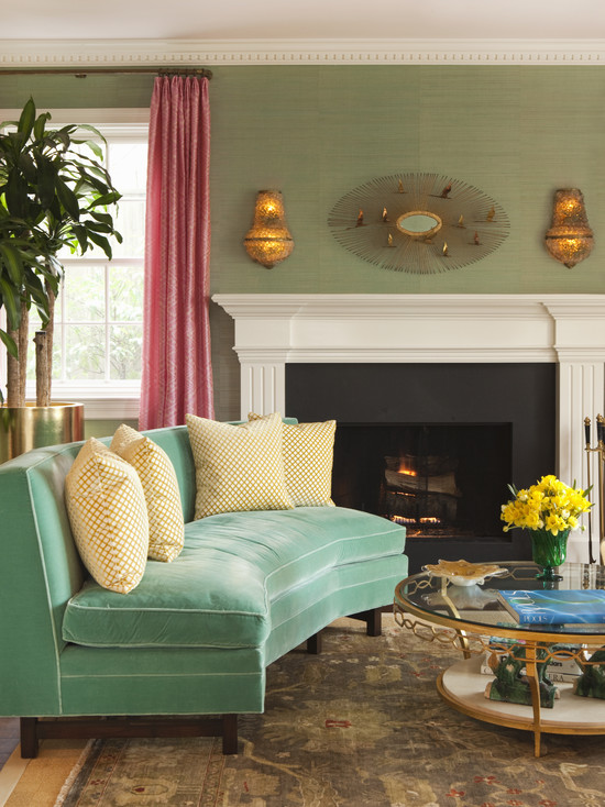 Canapé turquoise dans un salon classique