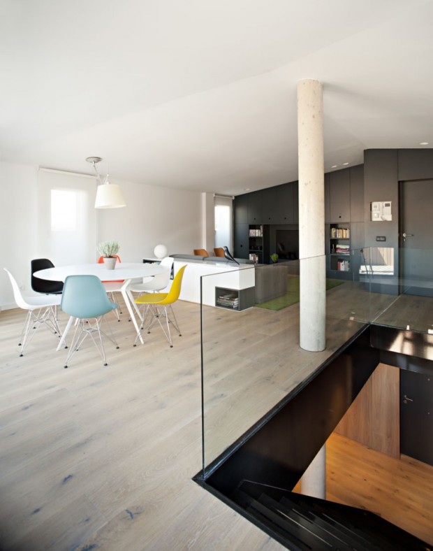 Colonne dans une maison décorée dans un style minimaliste