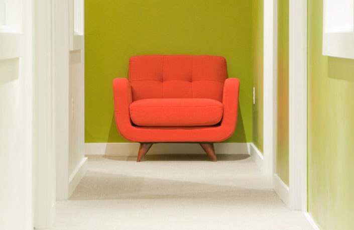 Couloir vert avec un fauteuil dans le style du minimalisme