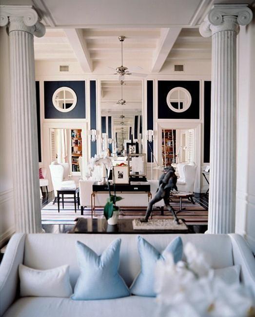 Intérieur de salon de style moderne avec colonnes blanches
