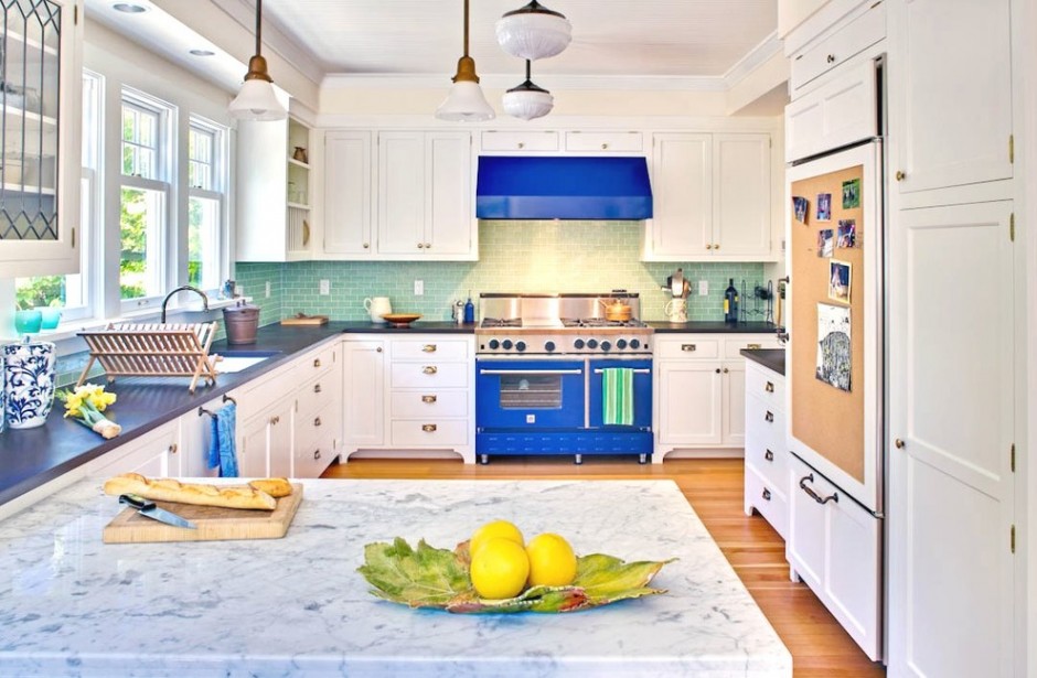 Cuisinière bleue dans une cuisine blanche