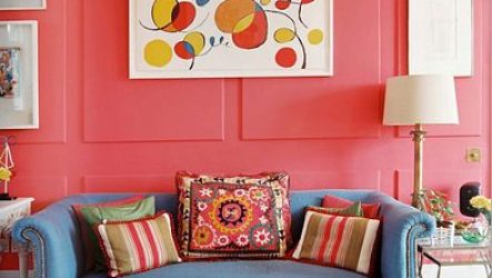 Couleur corail à l'intérieur de la maison