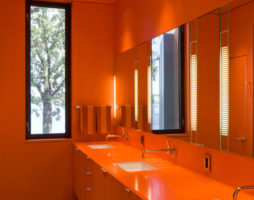 Paradis orange à l'intérieur de la salle de bain