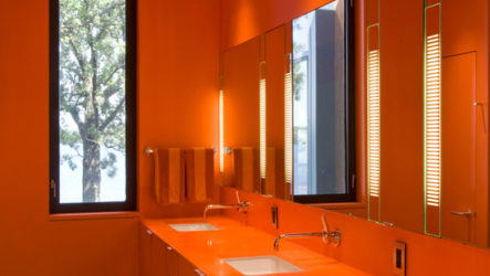 Paradis orange à l'intérieur de la salle de bain