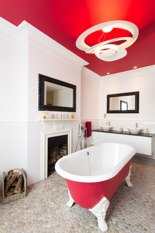 salle de bain en rouge