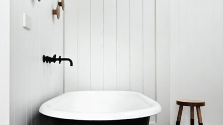 Décor contrasté baignoire noir et blanc