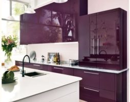 Créer un intérieur de cuisine violet