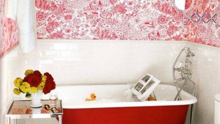 Salle de bain dans les tons rouges