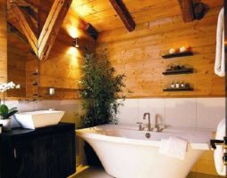 Salle de bain dans une maison en bois