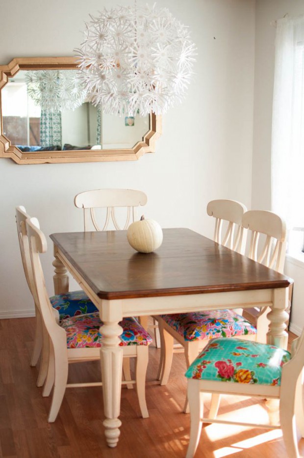 chaises à l'intérieur de la cuisine