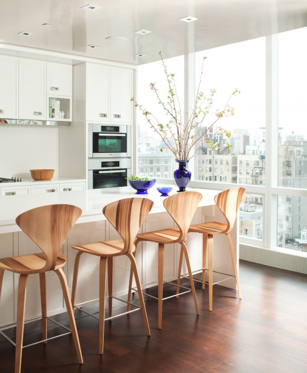 chaises à l'intérieur de la cuisine