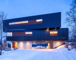 Cottage sur la côte rocheuse