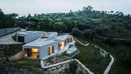 L'harmonie de la nature et de l'architecture dans le projet d'une maison à toit plat