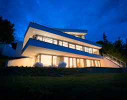 Le projet d'une magnifique maison moderne sur une colline