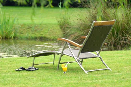 Chaises longues et chaises longues pour chalets d'été