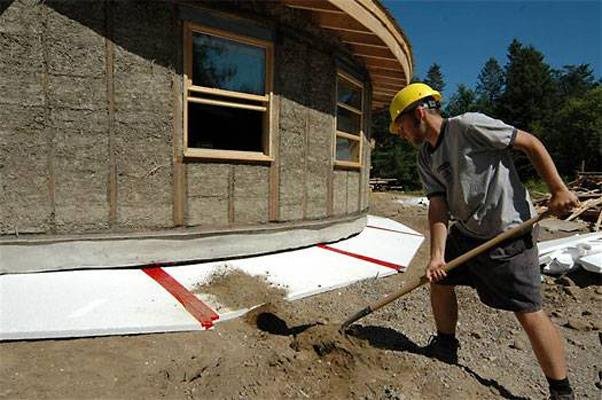 méthodes et caractéristiques de nivellement d'un chalet d'été