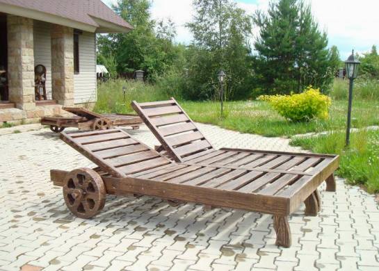 Chaises longues et chaises longues pour chalets d'été