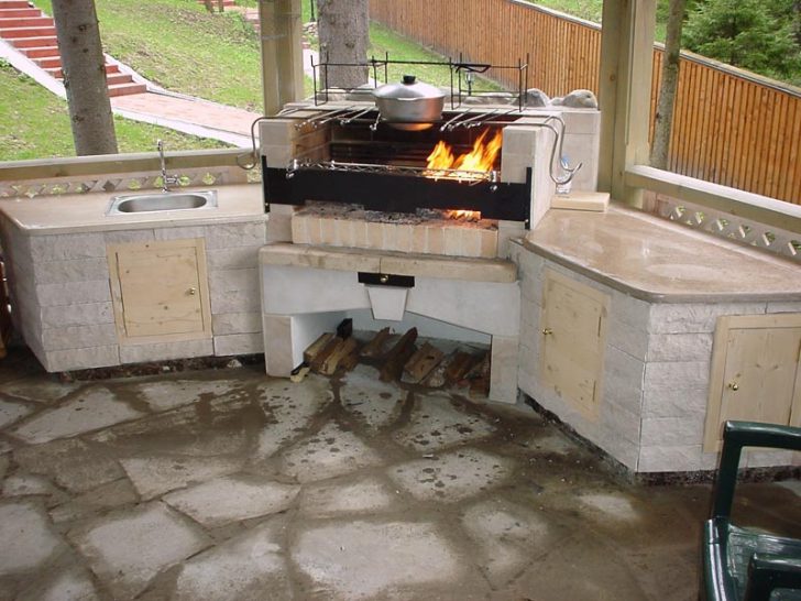 gazebo à faire soi-même avec barbecue