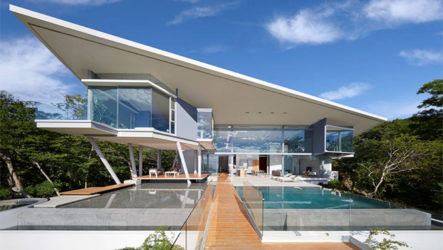 Maison de verre futuriste sur une falaise près de la côte de l'océan