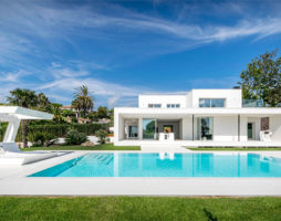Reconstitution d'une maison de style méditerranéen : de l'abandon au luxe