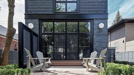 Platbands aux fenêtres d'une maison en bois