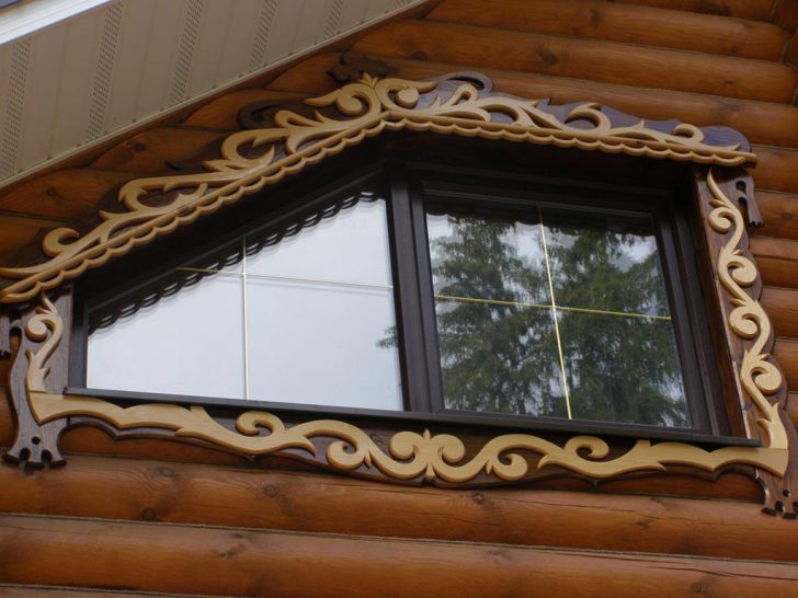 plateaux sur les fenêtres d'une maison en bois