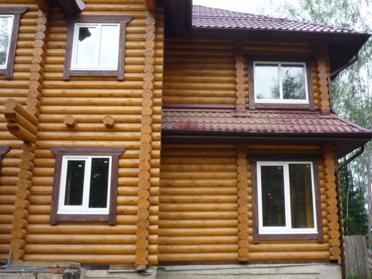 plateaux sur les fenêtres d'une maison en bois